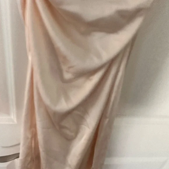 Elegant White Sleeveless Dress - Picture 7 of 7